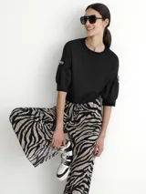 Pantalón de tul con estampado de cebra, corte palazzo y cintura alta con elástico.