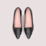 Ballerinas negras de napa acolchada con puntera de charol, suela de goma antideslizante, plantilla de piel con memory foam y forro de tela.