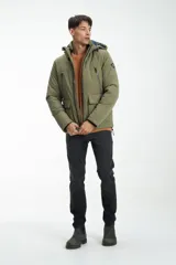 Campera azul marino con capucha, cierre frontal con cremallera y bolsillos con cierre y solapa.