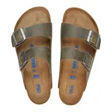 Sandalias Birkenstock modelo Arizona Soft Footbed, de cuero engrasado en color verde militar. Presentan un diseño de dos tiras con hebillas metálicas ajustables, plantilla anatómica y suela de corcho y EVA.