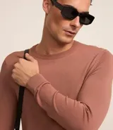 Suéter masculino de cuello redondo y manga larga, confeccionado en tejido de punto liso. Presenta un diseño básico y versátil, ideal para uso diario.