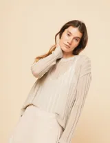 Sweater blanco de algodón con escote redondo, manga larga y calado en punto desagujado.