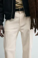 Pantalón de corte regular fit, confeccionado en una mezcla de algodón y lino. Presenta un diseño clásico de cinco bolsillos, con cierre frontal de cremallera y botón.