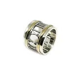 Anillo ancho de plata 925 con números romanos calados y detalles en lámina de oro de 18k.