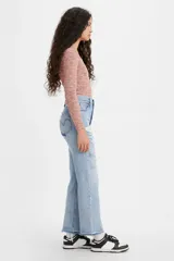 Pantalón de jean celeste claro, de corte recto, tiro alto y largo hasta el tobillo. Presenta roturas grandes en ambas piernas y terminación desflecada.