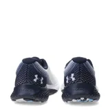 Championes de running Under Armour Charged Rogue 4, color blanco con detalles en azul marino y celeste, con diseño de malla transpirable y suela con amortiguación Charged Cushioning.