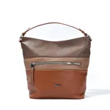 Cartera tipo hobo de cuero sintético color marrón, con tres tonos diferentes. Tiene un bolsillo externo con cierre y correa de hombro ajustable.