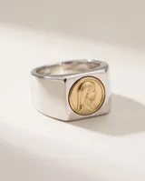Anillo de plata 925 y lámina de oro 18k, con diseño rectangular y relieve de la Virgen Niña.