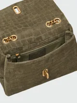 Cartera tipo shoulder bag de Marc Jacobs, confeccionada en gamuza con textura de efecto cocodrilo en color verde oliva. Presenta una solapa frontal con cierre metálico dorado y una correa de cadena dorada.