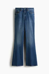 Jean de tiro alto y cinco bolsillos confeccionado en denim azul con leve elasticidad. Presenta un corte ajustado desde la cintura hasta las caderas y diseño acampanado desde la rodilla hacia el bajo.