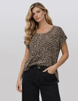 Blusa de tejido estampado con diseño animal print y destellos de lurex. Presenta cuello redondo, mangas cortas amplias y un corte holgado.