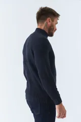 Campera tejida en buttone azul marino para hombre, de corte regular, con cierre completo y logo en grifa metálica.