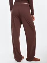 Pantalón de dormir de corte recto y calce relajado, confeccionado en viscosa con elastano de tacto suave. Presenta cintura elastizada para mayor comodidad y fluidez en la caída.