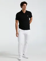 Polo negra de piqué de algodón orgánico, corte recto, cuello con solapa y logo bordado en el pecho.