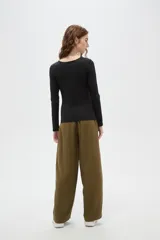 Top de manga larga color blanco, con cuello redondo amplio y ajuste al cuerpo.