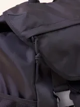 Mochila color beige con detalles en negro, confeccionada en nylon con correas de poliéster.