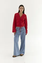 Blusa negra de algodón con mangas largas oxford y detalle de acordonado en la delantera.