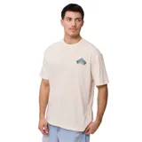 Remera color beige de manga corta con estampado pequeño en el pecho.