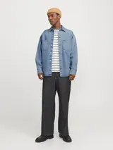 Sobrecamisa de denim celeste, de corte amplio, con cuello clásico, cierre frontal con botones, mangas largas y bolsillos de parche en el pecho.