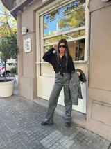 Pantalón gris de cuero sintético con corte recto y tiro alto.