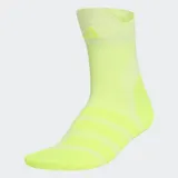 Medias deportivas Adidas de caña media, color amarillo neón, con diseño técnico que incluye amortiguación en la puntera, refuerzo en el arco plantar y tecnología de ventilación.