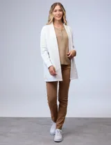 Cardigan largo blanco con tejido labrado, abertura frontal y bolsillos delanteros.