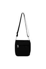 Bandolera negra con textura granulada, un bolsillo frontal con cierre de cremallera y un tirador de cremallera con la palabra "TRENDY" en relieve. Tiene una correa ajustable y extraíble.