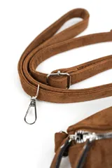 Bandolera tipo riñonera de gamuza color marrón, con cierre principal plateado y tiradores largos. Incluye correa regulable desmontable.