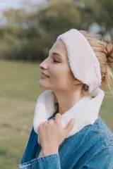 Vincha plateada de cuero sintético con interior de corderito.