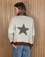 Buzo de punto de algodón con diseño de rayas verticales en marrón y beige, detalles en verde militar en el borde inferior, puños y cuello, y gran estrella aplicada en la espalda.