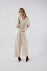 Blusa de lino y viscosa con cierre invisible en el escote y mangas largas con cortes decorativos.
