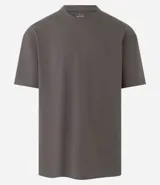 Remera de corte relaxed, confeccionada en algodón de tejido grueso con cuello redondo y mangas cortas.