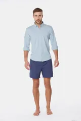 Short de baño liso color verde esmeralda, con cintura elástica y cordón ajustable.