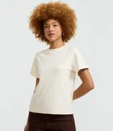 Remera básica de algodón interlock color marfil, con cuello redondo y mangas cortas.