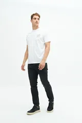 Pantalón de jean negro de corte recto y tiro medio, con bolsillos delanteros y traseros, y presillas para cinturón. Confeccionado en algodón y spandex.