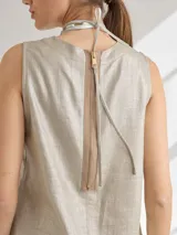 Musculosa negra de lino con escote redondo y pespuntes a contratono. Cierre metálico a la vista en la espalda.