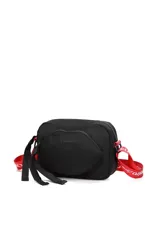 Bandolera negra de diseño compacto con bolsillo frontal en forma de labios. Cuenta con cierre superior, tiradores de tela y correa ajustable en color rojo con inscripciones blancas.