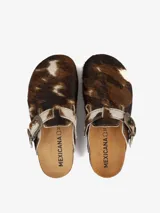 Mules con estampado animal print, hebilla lateral y suela de corcho.