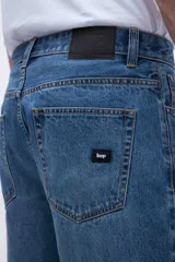 Bermuda de jean azul de corte holgado en la cadera y levemente ajustada en las piernas, con tiro medio.