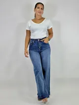 Pantalón de jean azul de tiro alto, corte wide leg y ruedo desflecado.