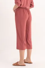 Pantalón palazzo color rosa oscuro, confeccionado en lino, con bolsillos laterales.