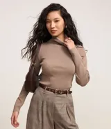 Suéter de punto color borgoña, con cuello alto estructurado y mangas largas.