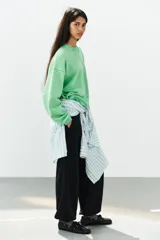 Sudadera de algodón color verde brillante con efecto lavado, cuello redondo con detalle de costura triangular, manga larga y acabados en rib.