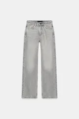 Jeans de tiro alto, pernera recta y larga, estilo clásico con cinco bolsillos, cierre frontal con cremallera y botón metálico.