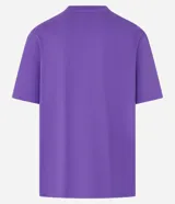 Remera de corte relaxed, confeccionada en algodón de tejido grueso con cuello redondo y mangas cortas.