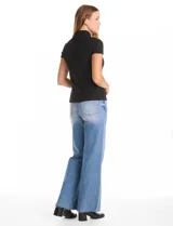 Remera blanca de cuello alto y manga corta, confeccionada en tejido texturizado con relieve tridimensional. Presenta un corte entallado al cuerpo y acabado elástico.