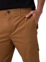 Pantalon cargo de corte slim color marron tostado, con bolsillos laterales utilitarios con solapa y cierre de boton, bolsillos traseros con solapa y cierre de cremallera con boton.