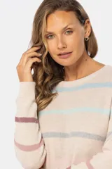 Buzo de tejido fino con diseño de rayas horizontales en tonos pastel sobre base beige, cuello redondo y mangas largas.