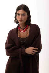 Collar corto compuesto por una combinación de piedras reconstituidas, piedras naturales y cristales checos en tonos rojos, azules y turquesas. Cuenta con un cierre de cadena de acero quirúrgico ajustable.