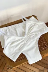 Soutien maternal blanco de algodón con breteles regulables y broches maternales para amamantar.